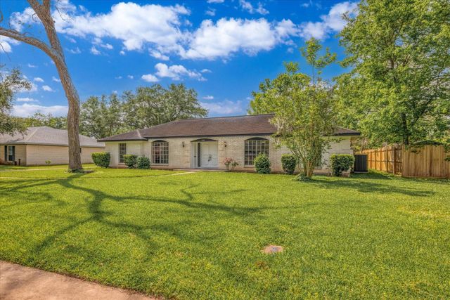 104 Iris Street, Lake Jackson, TX 77566