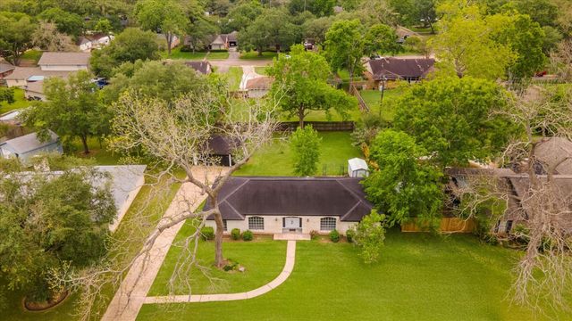 104 Iris Street, Lake Jackson, TX 77566