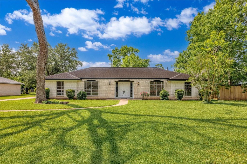 104 Iris Street, Lake Jackson, TX 77566