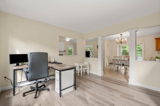 3 Autumn Dr, Wareham, MA 02576