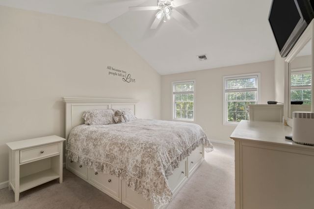 3 Autumn Dr, Wareham, MA 02576
