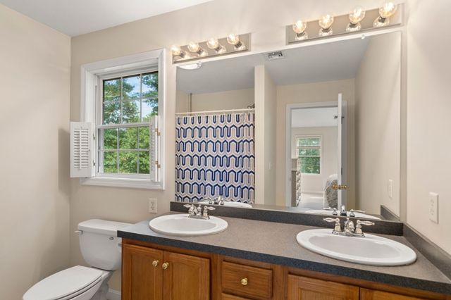 3 Autumn Dr, Wareham, MA 02576