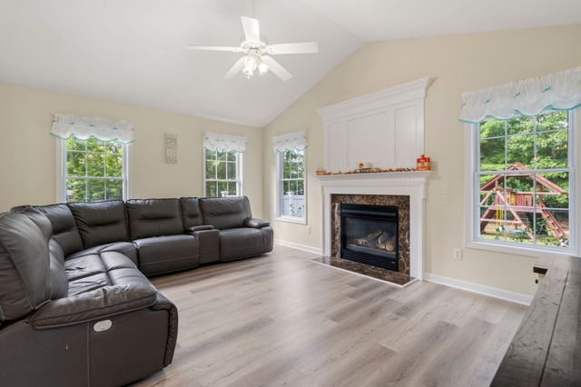 3 Autumn Dr, Wareham, MA 02576