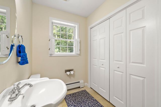 3 Autumn Dr, Wareham, MA 02576