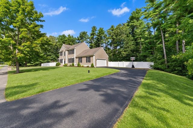 3 Autumn Dr, Wareham, MA 02576