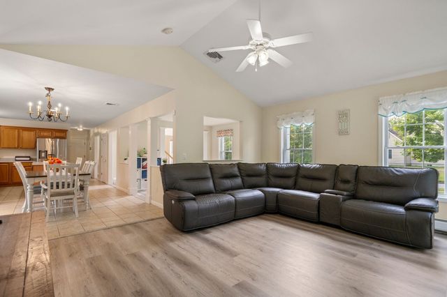 3 Autumn Dr, Wareham, MA 02576