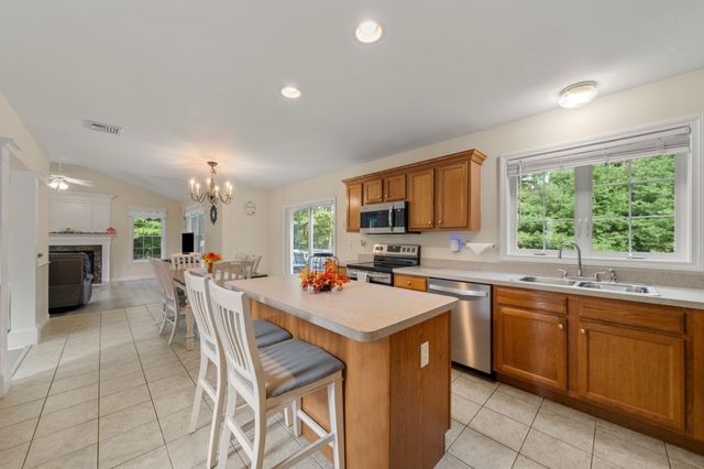3 Autumn Dr, Wareham, MA 02576