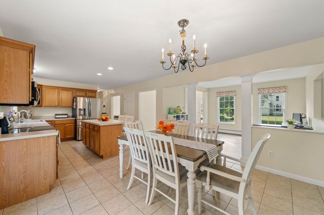 3 Autumn Dr, Wareham, MA 02576
