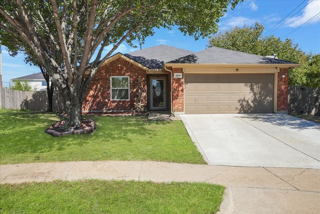 1004 Cedarbrook Circle, Grand Prairie, TX 75052