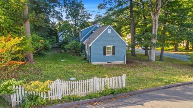 11 Homestead Road, Lynnfield, MA 01940