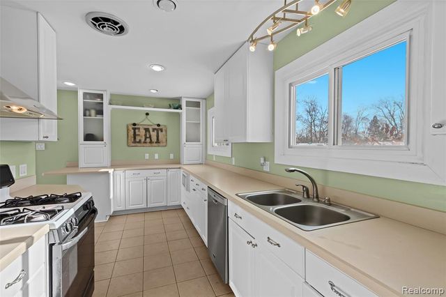 7275 Merrybrook, West Bloomfield, MI 48322