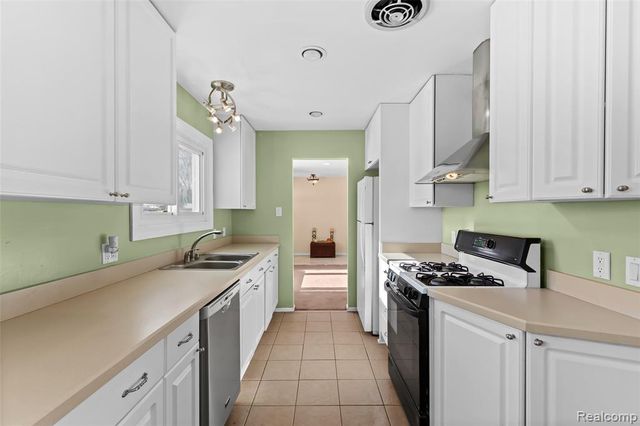 7275 Merrybrook, West Bloomfield, MI 48322