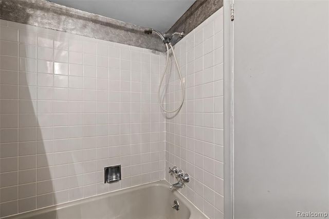 7275 Merrybrook, West Bloomfield, MI 48322