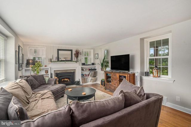 129 W TOWNSHIP LINE RD, Norristown, PA 19403