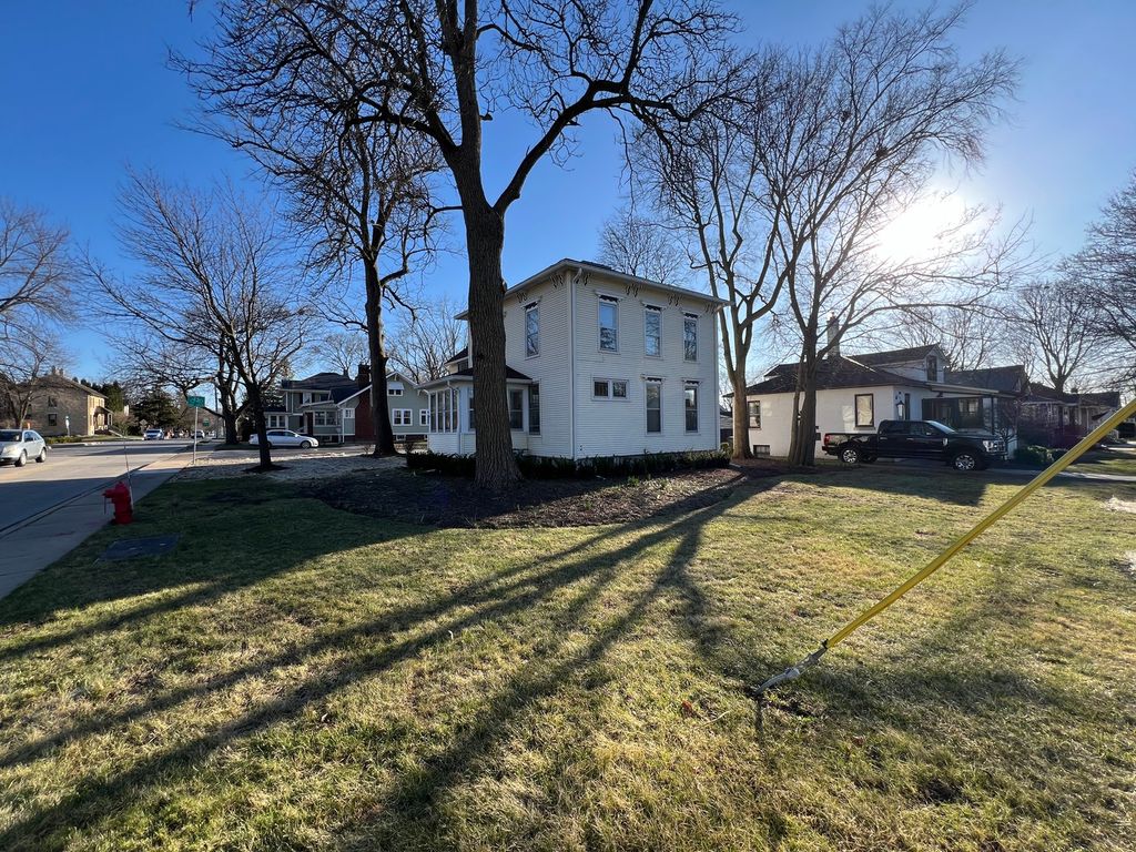 301 W MAIN Street 2, Barrington, IL 60010