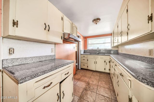 915 W TAMARISK Street, Phoenix, AZ 85041