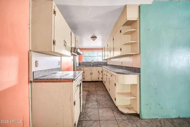 915 W TAMARISK Street, Phoenix, AZ 85041