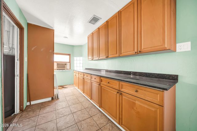 915 W TAMARISK Street, Phoenix, AZ 85041