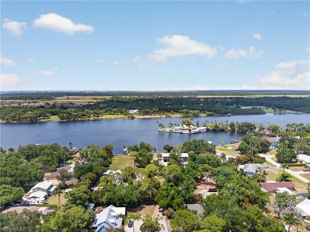 2212 River Pine DR, Fort Myers, FL 33905