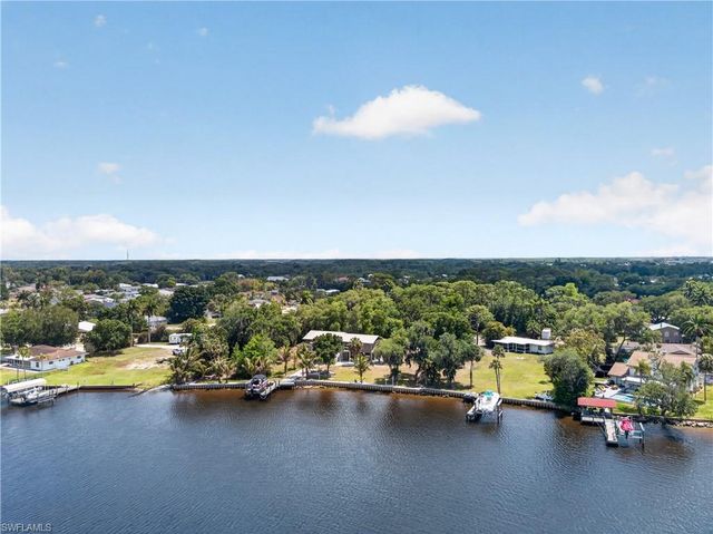 2212 River Pine DR, Fort Myers, FL 33905