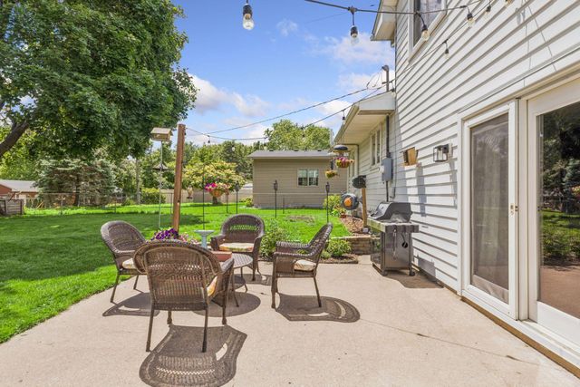 6265 Oakwood Road, Woodbury, MN 55125
