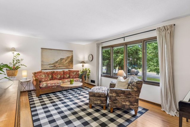 6265 Oakwood Road, Woodbury, MN 55125