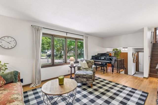 6265 Oakwood Road, Woodbury, MN 55125