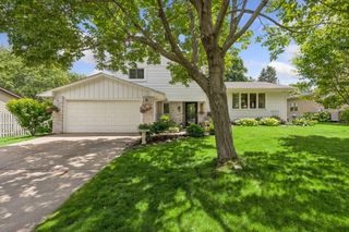 6265 Oakwood Road, Woodbury, MN 55125