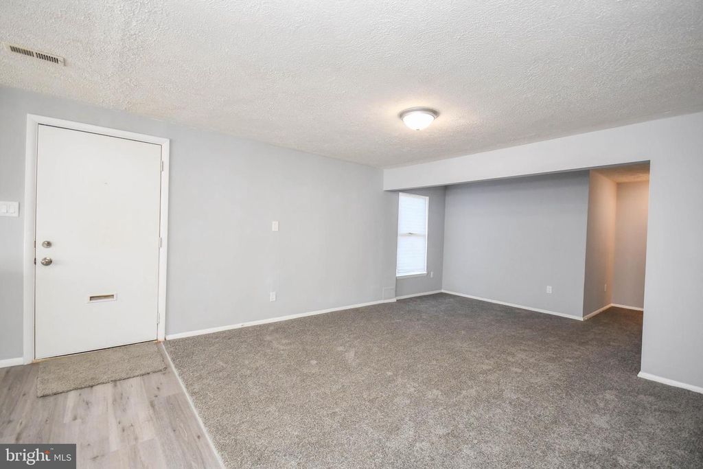Image 10 of property listing at 332 SUTER RD, Baltimore, MD 21228