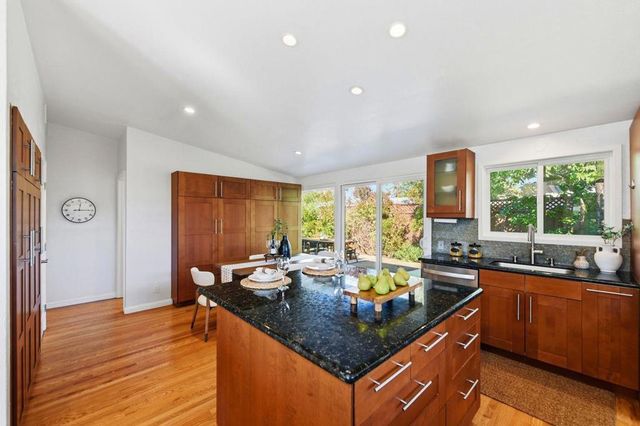 201 Thompson Square, Mountain View, CA 94043