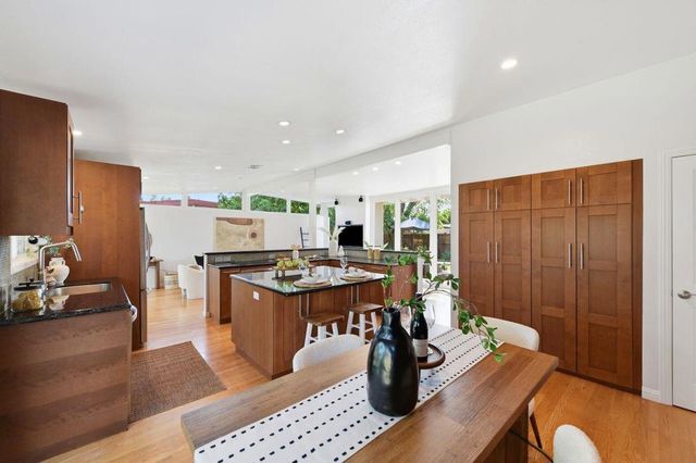 201 Thompson Square, Mountain View, CA 94043