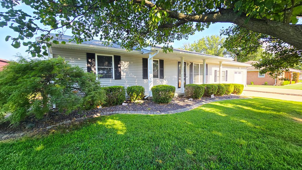 Image 1 of property listing at 431 Easthaven Drive, Centralia, IL 62801