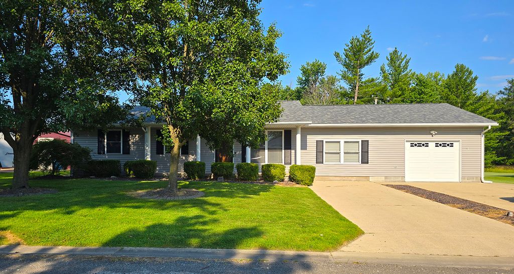 Image 2 of property listing at 431 Easthaven Drive, Centralia, IL 62801