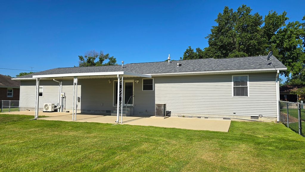 Image 11 of property listing at 431 Easthaven Drive, Centralia, IL 62801
