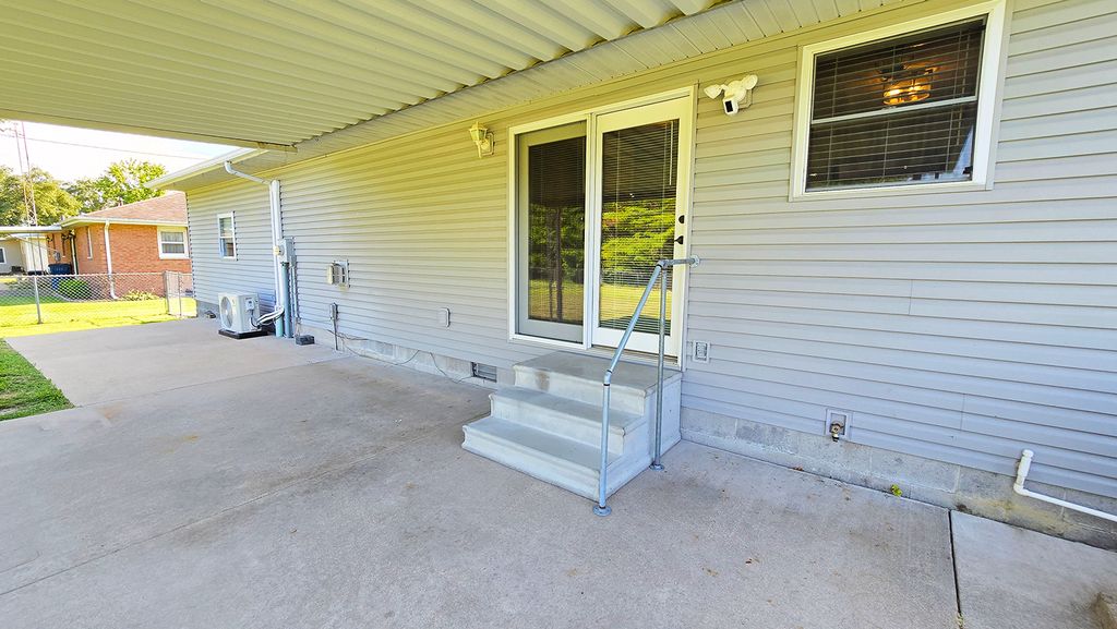 Image 12 of property listing at 431 Easthaven Drive, Centralia, IL 62801