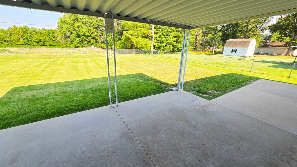 Image 15 of property listing at 431 Easthaven Drive, Centralia, IL 62801