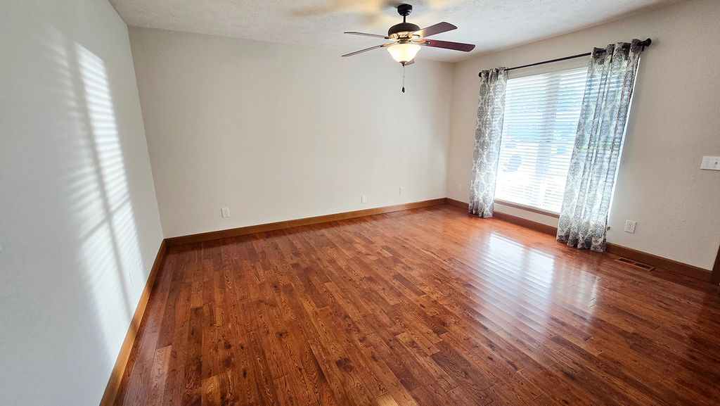 Image 20 of property listing at 431 Easthaven Drive, Centralia, IL 62801