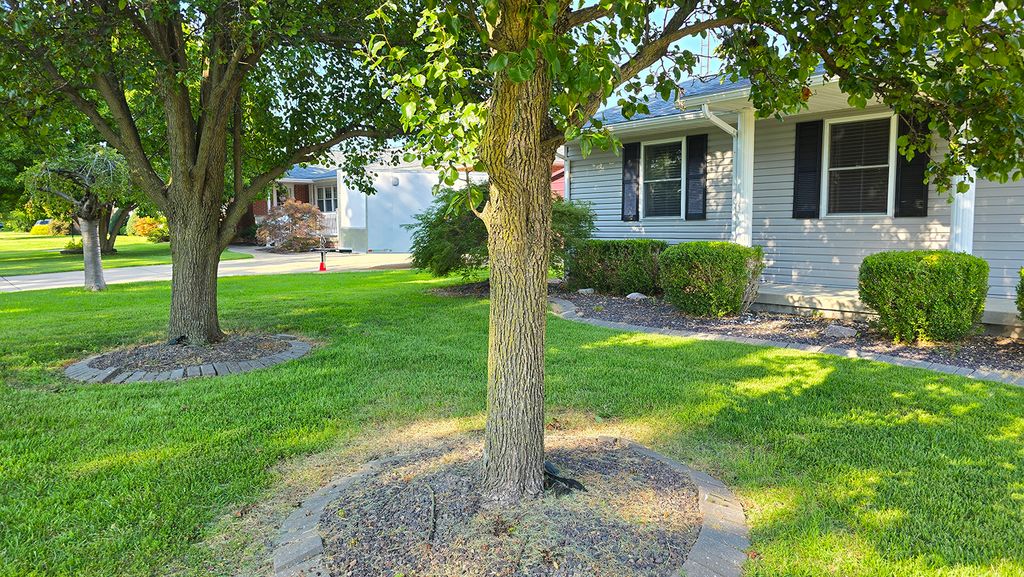 Image 5 of property listing at 431 Easthaven Drive, Centralia, IL 62801