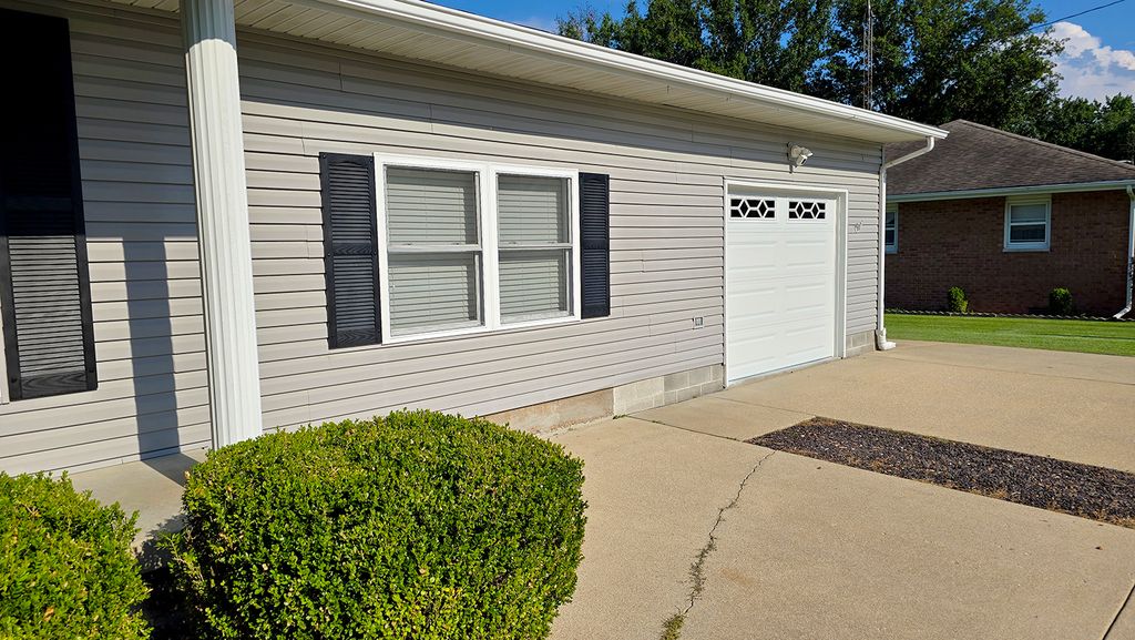 Image 7 of property listing at 431 Easthaven Drive, Centralia, IL 62801