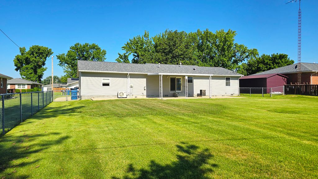 Image 8 of property listing at 431 Easthaven Drive, Centralia, IL 62801