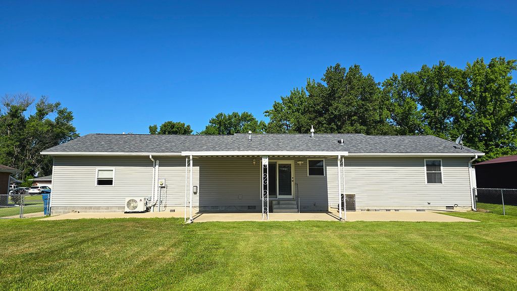 Image 9 of property listing at 431 Easthaven Drive, Centralia, IL 62801