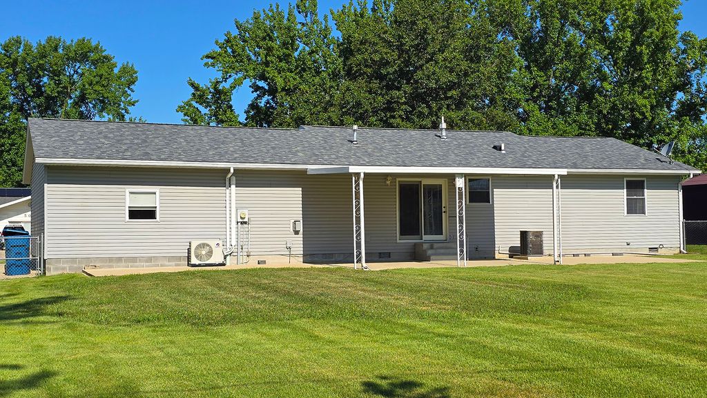 Image 10 of property listing at 431 Easthaven Drive, Centralia, IL 62801