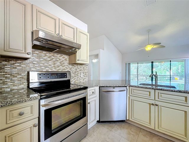 20 Via De Casas Sur 202, Boynton Beach, FL 33426