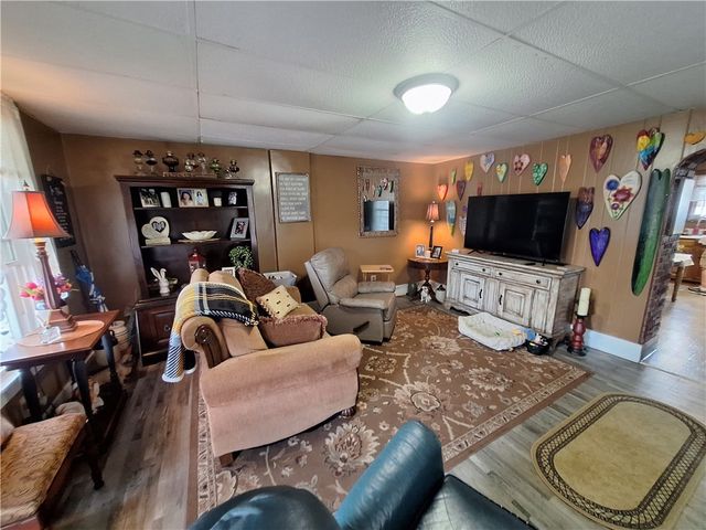 107 Glen Ave, Ellwood City, PA 16117