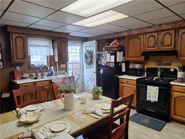 107 Glen Ave, Ellwood City, PA 16117