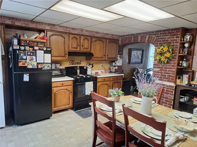 107 Glen Ave, Ellwood City, PA 16117