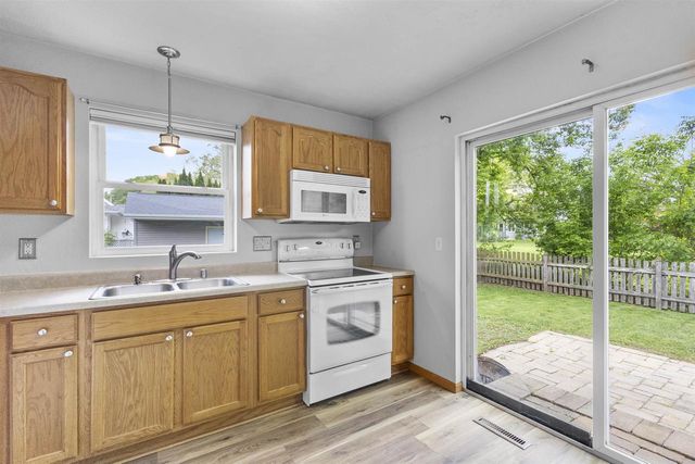 1324 W BENT AVENUE, Oshkosh, WI 54901