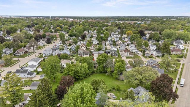 1324 W BENT AVENUE, Oshkosh, WI 54901