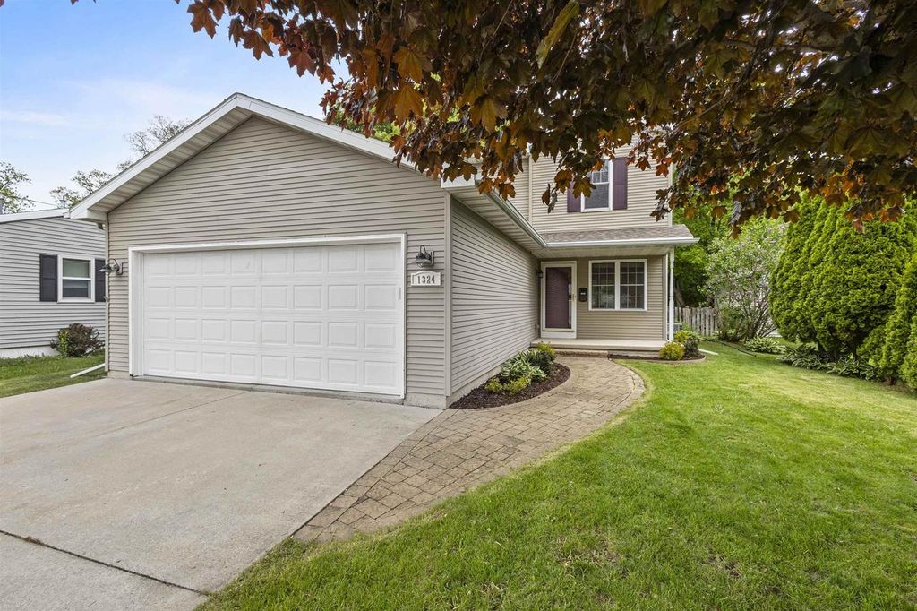 1324 W BENT AVENUE, Oshkosh, WI 54901