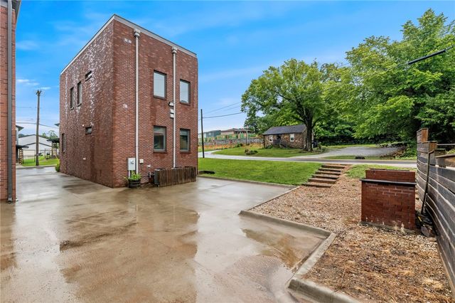 1111 N Oakland Avenue, Fayetteville, AR 72703